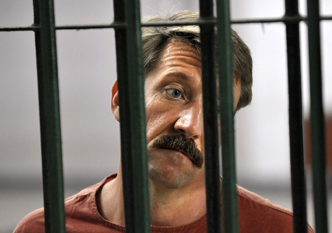 Viktor Bout tras las rejas de una celda del Tribunal Penal de Bangkok el 16 de febrero de 2010.