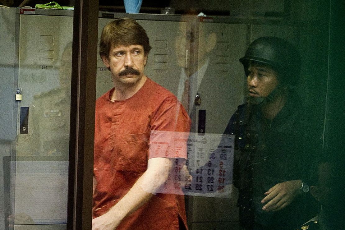 Viktor Bout llega a un Tribunal Penal en Bangkok el 5 de octubre de 2010.