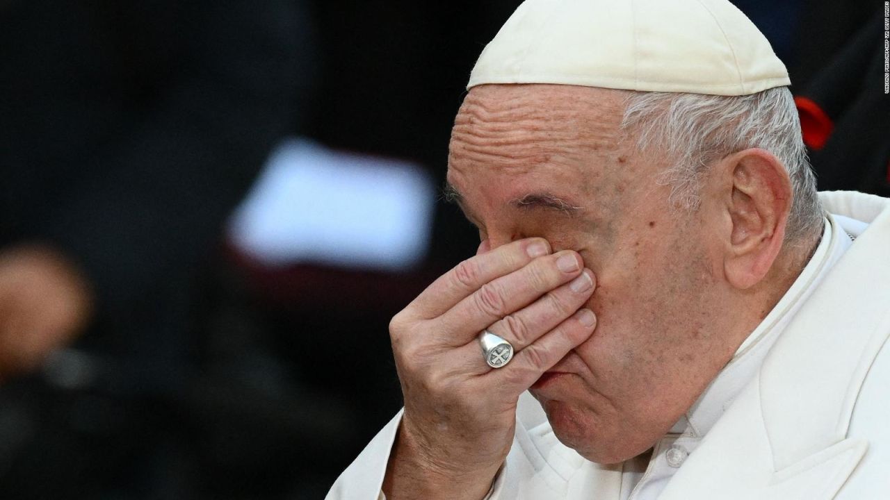 CNNE 1311252 - el papa francisco llora en publico por la guerra en ucrania