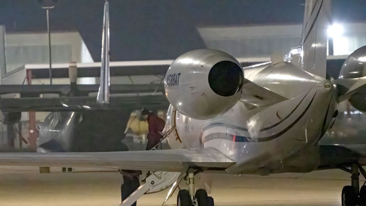 Brittney Griner sale de un avión tras aterrizar en la pista JBSA-Kelly Field Annex el 9 de diciembre, en San Antonio, Texas.