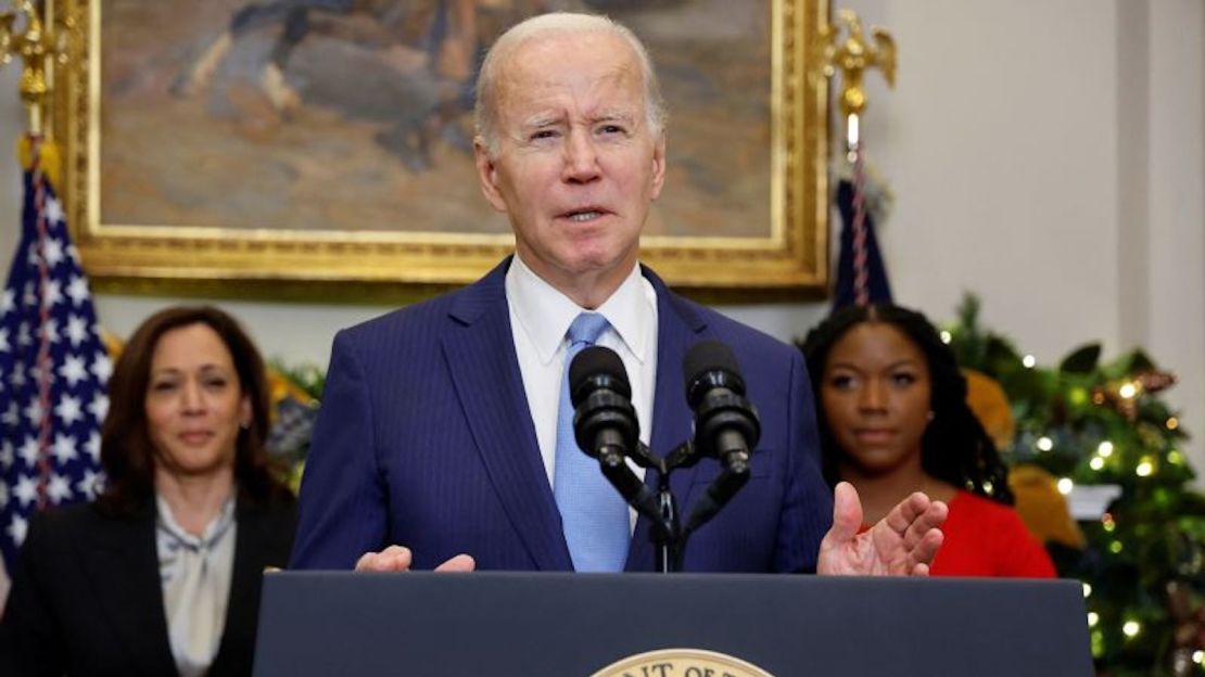 El presidente de Estados Unidos Joe Biden habla frente a los reporteros sobre la liberación de Brittney Griner por parte de Rusia, junto a la vicepresidenta Kamala Harris y la esposa de la deportista, Cherelle Griner, en el Roosevelt Room de la Casa Blanca, el 8 de diciembre de 2022.