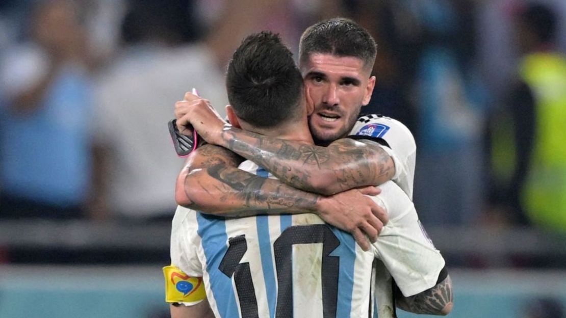 Lionel Messi (L) y Rodrigo De Paul celebran después de ganar el partido de octavos de final de la Copa Mundial de Qatar 2022 entre Argentina y Australia.