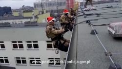 CNNE 1311621 - la policia de polonia reparte regalos navidenos de una forma curiosa