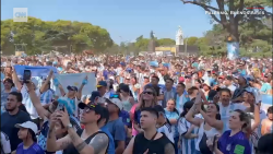 CNNE 1311662 - hinchas en argentina cantan con emocion el himno nacional antes del partido