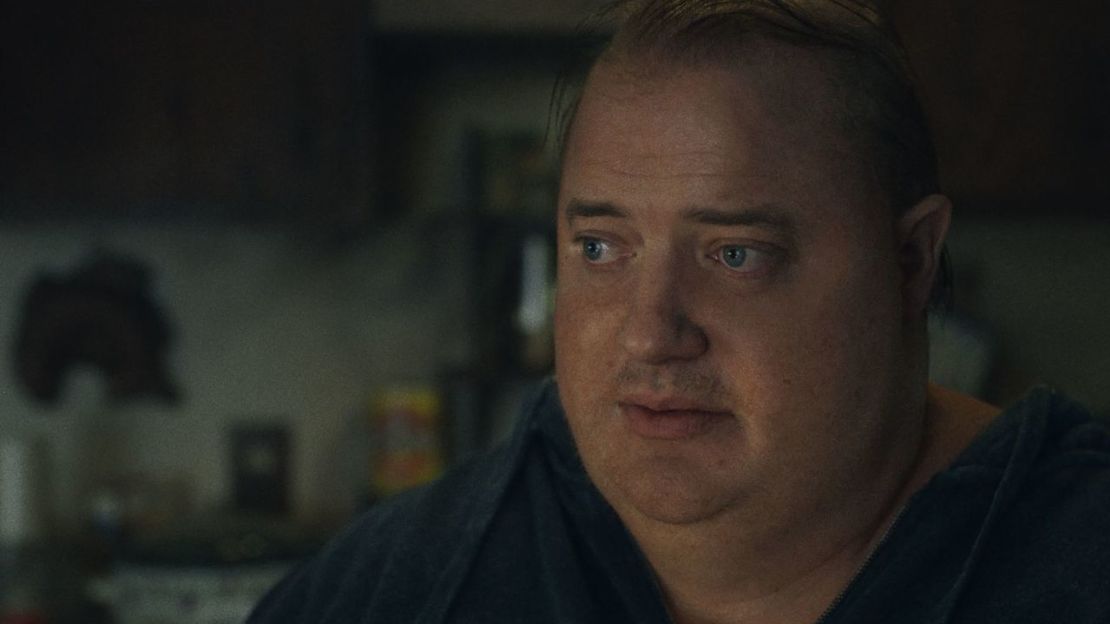 Brendan Fraser interpreta a un hombre obeso que intenta reconectar con su hija distanciada en “The Whale”. Crédito: A24