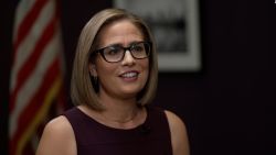 CNNE 1311827 - senadora sinema deja el partido democrata y se registra como independiente