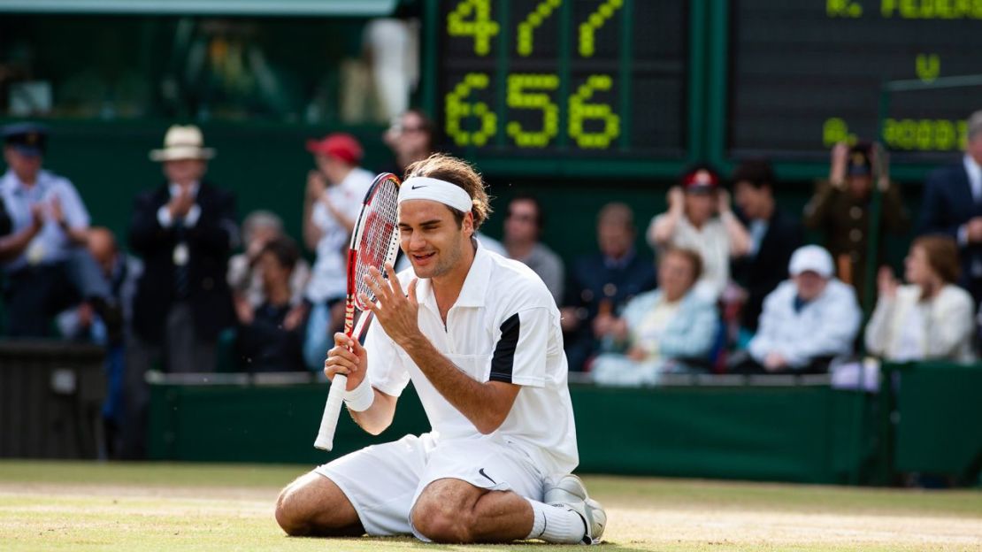 Federer, que ha ganado Wimbledon ocho veces, celebra durante la final individual masculina contra Andy Roddick en 2004. Crédito: Simon M Bruty/Getty Images