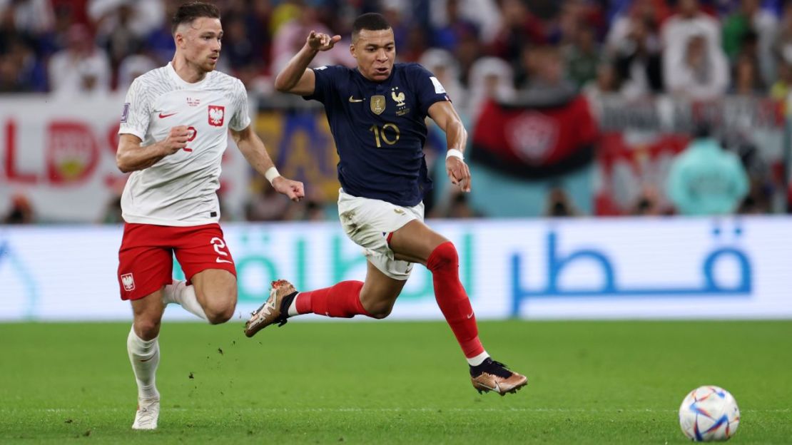 Atrápalo si puedes... Mbappé corre con el balón bajo la presión del polaco Matty Cash. Crédito: Francois Nel/Getty Images Europe/Getty Images