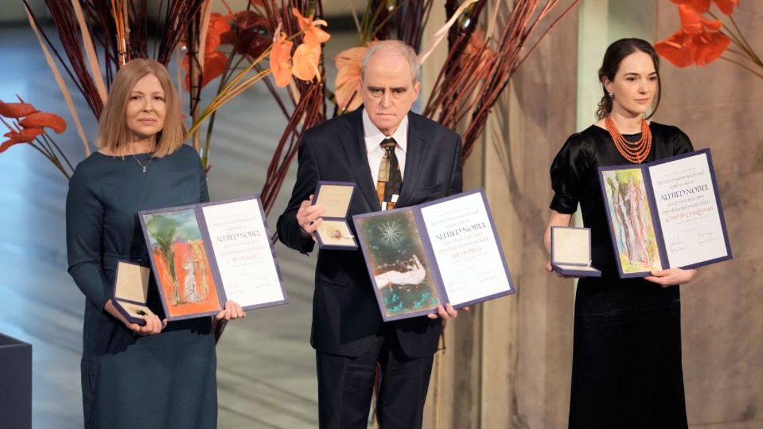 Representantes de los ganadores del Premio Nobel de la Paz 2022 recogen los premios en el Ayuntamiento de Oslo, de izquierda a derecha: Natalia Pinchuk, esposa de Ales Bialiatski; Yan Rachinsky, presidente de la Junta Conmemorativa Internacional y Oleksandra Matviychuk, directora del Centro de Libertades Civiles de Ucrania.