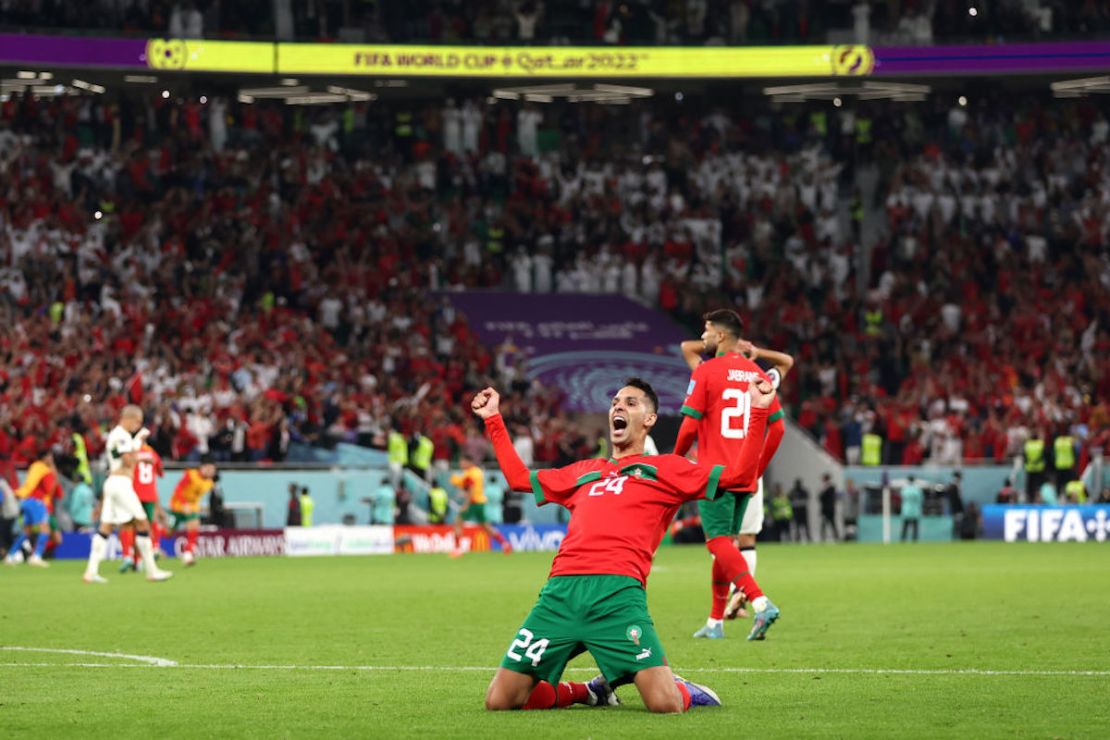 Badr Benoun de Marruecos celebra la victoria de su equipo durante la Copa del Mundo de Qatar 2022 al imponerse ante Portugal en el Estadio Al Thumama Stadium el 10 de diciembre de 2022, en Doha, Qatar.