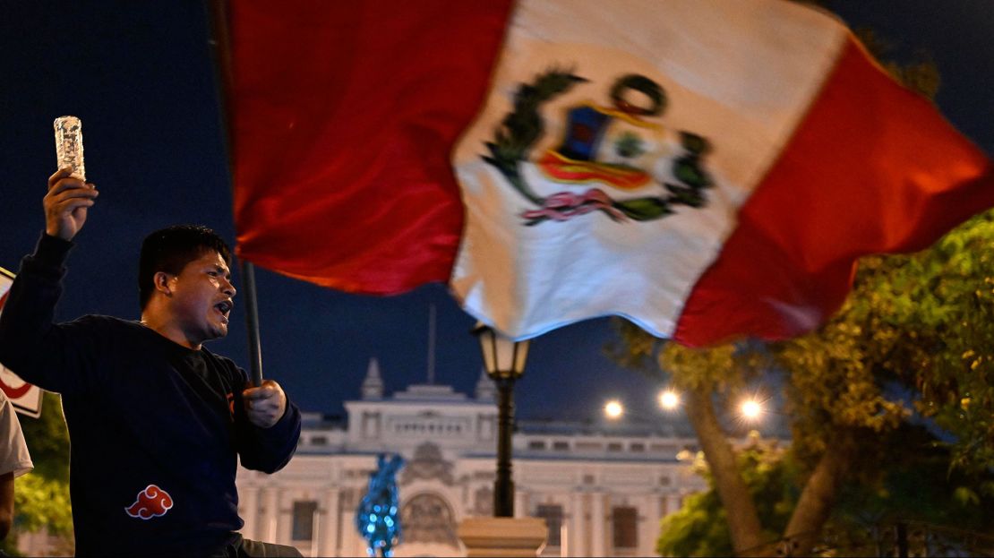 La gente participa en una manifestación exigiendo el cierre del Congreso en Lima, el 10 de diciembre de 2022. Crédito: ERNESTO BENAVIDES/AFP vía Getty Images