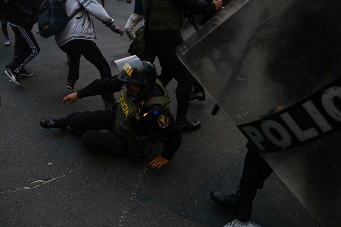 Simpatizantes del expresidente peruano Pedro Castillo chocan con la policía antidisturbios durante una manifestación exigiendo su liberación y el cierre del Congreso peruano en Lima el 9 de diciembre de 2022. Crédito: ERNESTO BENAVIDES/AFP vía Getty Images