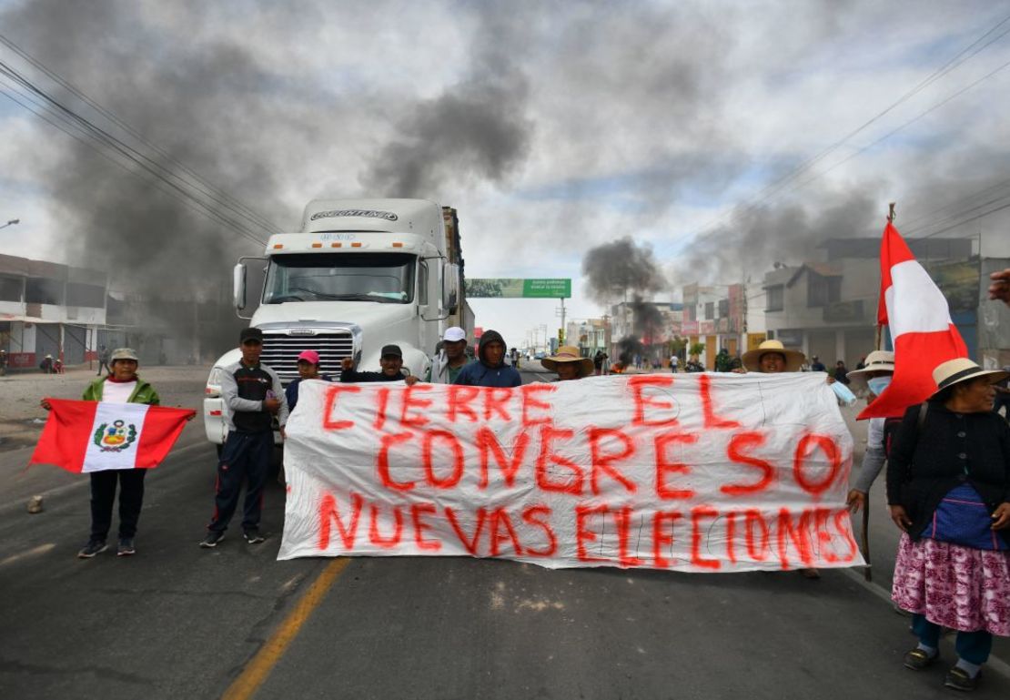 Partidarios del expresidente peruano Pedro Castillo bloquean la Carretera Panamericana en la localidad de La Joya. Crédito: DIEGO RAMOS/AFP vía Getty Images