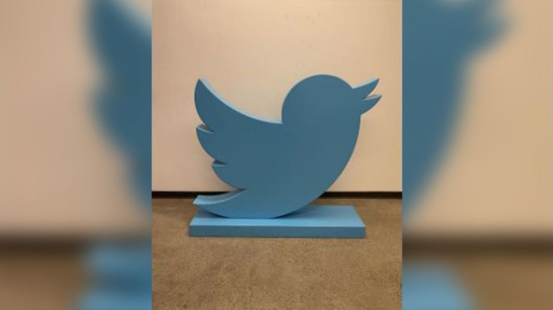 Estatua de Twitter en subasta.