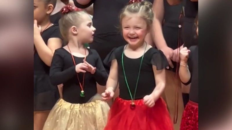 Mira el momento en que una niña de 3 años se da cuenta de que su familia está en su recital de baile | cnn