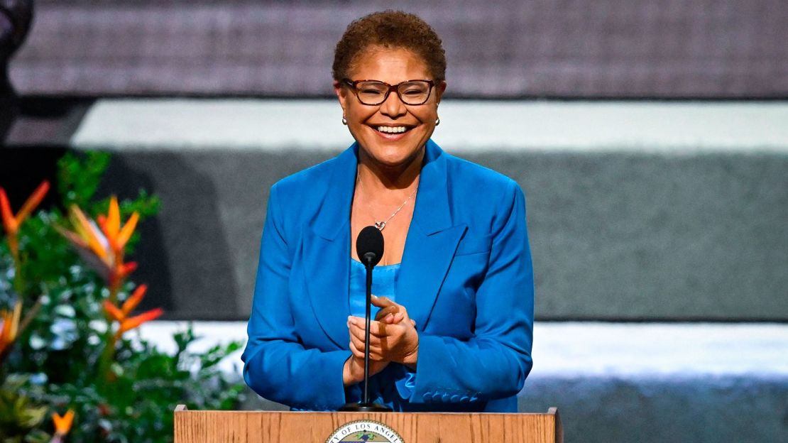 Crédito: Karen Bass habla después de ser juramentada como alcaldesa de Los Ángeles por la vicepresidenta estadounidense Kamala Harris el 11 de diciembre de 2022. FREDERIC J. BROWN/AFP vía Getty Images