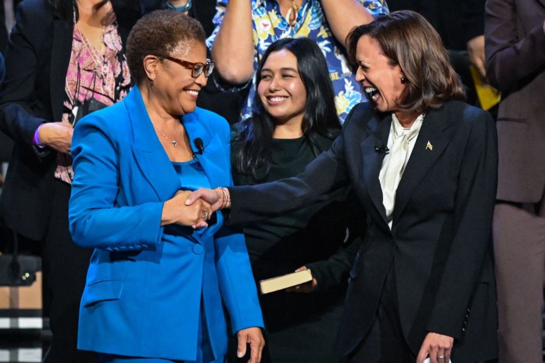 La vicepresidenta de EE.UU., Kamala Harris, felicita a Karen Bass después de que prestó juramento como alcaldesa de Los Ángeles el 11 de diciembre de 2022. Crédito: FREDERIC J. BROWN/AFP vía Getty Images