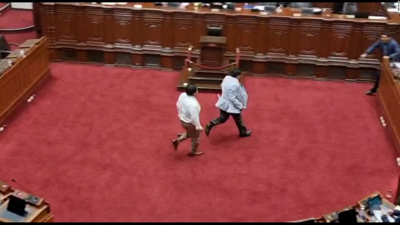 CNNE 1312558 - congresista golpea a colega en el parlamento de peru