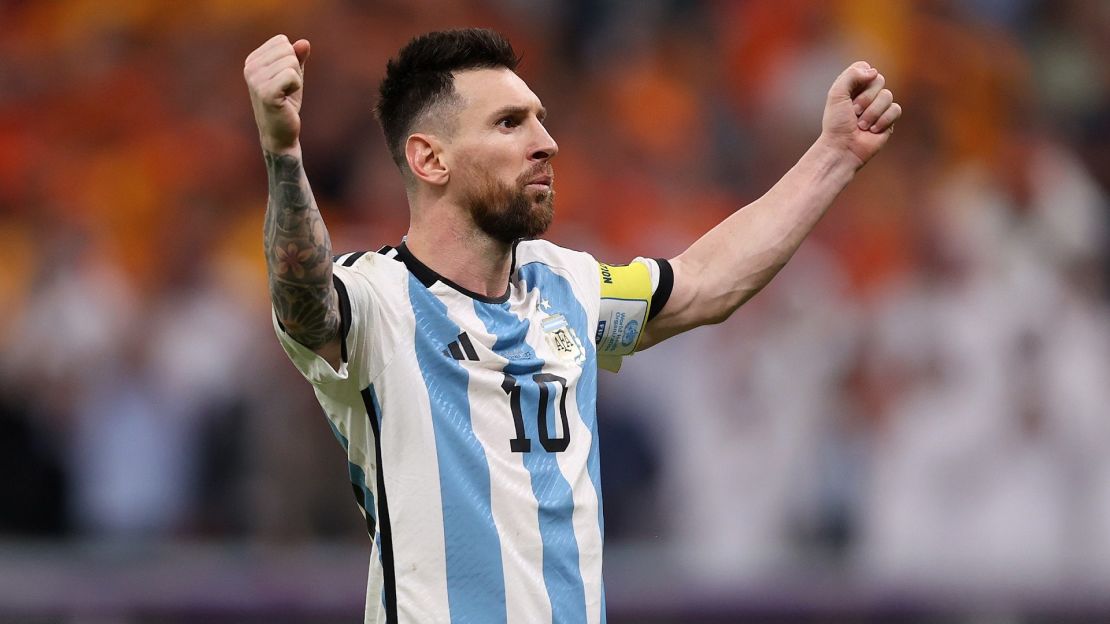 Lionel Messi celebra tras anotar su penal contra Países Bajos en la semifinal del Mundial de Qatar 2022.