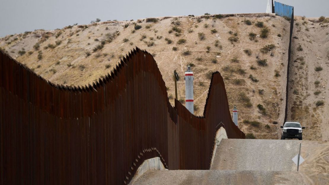 Un vehículo de la Patrulla Fronteriza de EE.UU. junto a un muro fronterizo en el sector de El Paso, Texas, el 9 de diciembre de 2021.