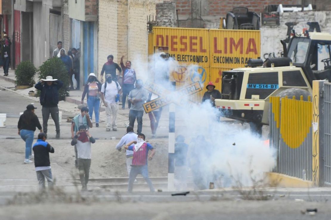 Los manifestantes chocan con la policía antidisturbios durante una protesta en la carretera Panamericana en el Cono Norte de Arequipa, Perú, el 12 de diciembre de 2022.