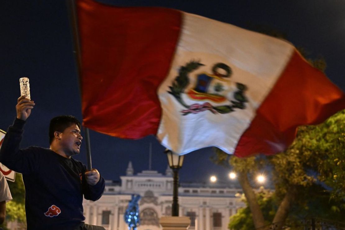 Manifestantes protestan exigiendo el cierre del Congreso en Lima, el 10 de diciembre de 2022.