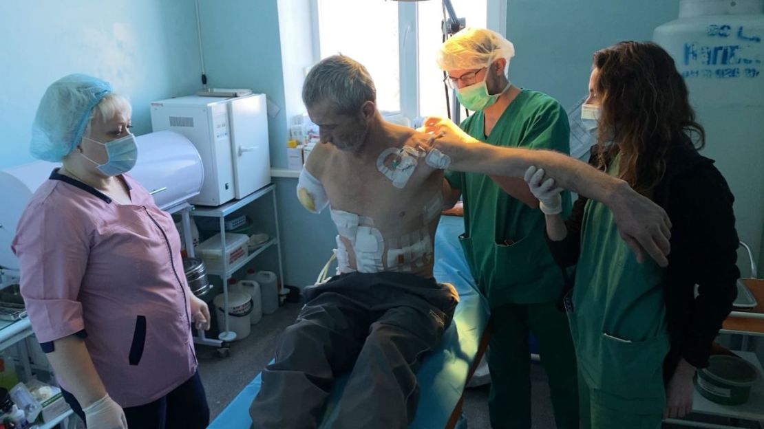 Vyacheslav Tarasov, constructor de 48 años, perdió el brazo derecho tras un bombardeo en Bajmut. Crédito: Peter Rudden/CNN