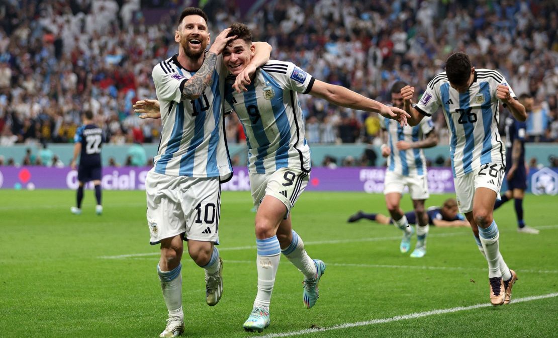 Lionel Messi celebra el gol de Julián Álvarez en la victoria de Argentina 3-0 a Croacia en la semifinal de Qatar 2022. Crédito: Richard Heathcote/Getty Images