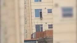 CNNE 1313418 - el momento en el que un hombre escapa de hotel bajo ataque en kabul