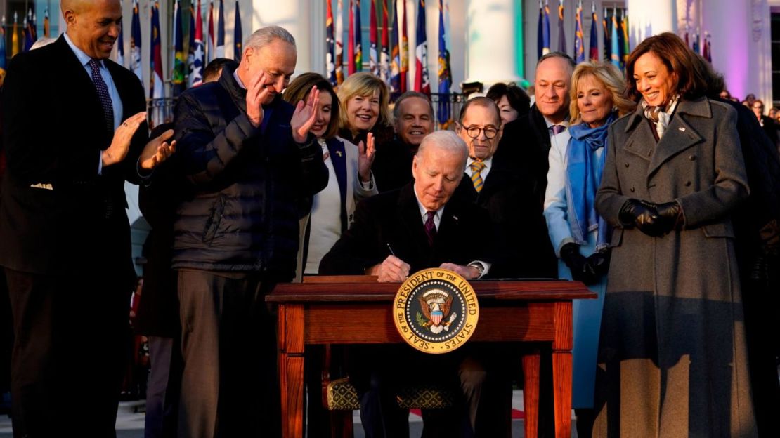 El presidente Joe Biden firmó este martes la Ley de Respeto al Matrimonio. Crédito: Patrick Semansky/AP