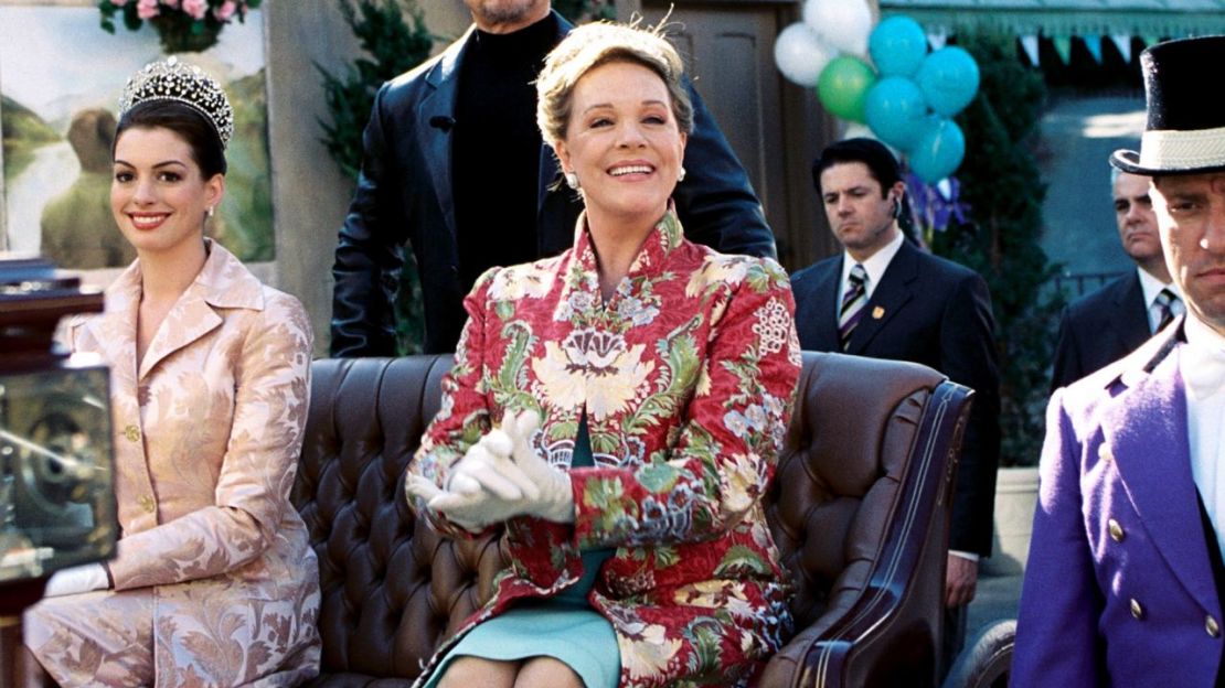 Anne Hathaway, Julie Andrews y Hector Elizondo en una escena de "The Princess Diaries 2: Royal Engagement". Crédito: Buena Vista/Everett Collection