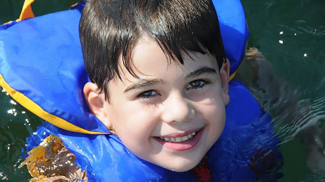 A Noah Pozner le encantaba jugar con su hermana gemela.