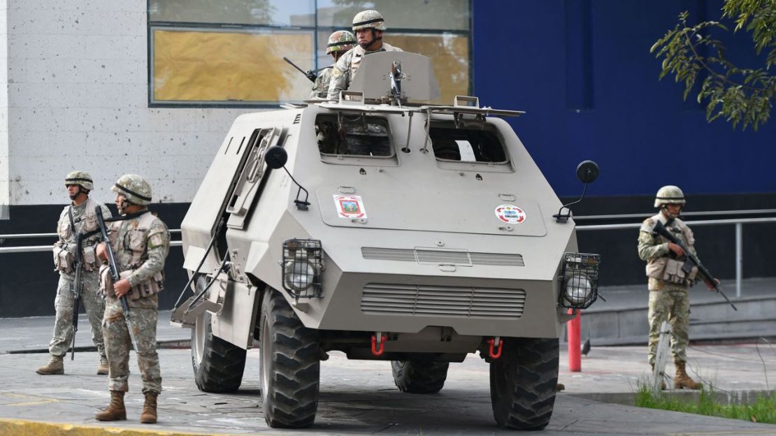 Instituciones son custodiadas y aseguradas por militares tras violentas protestas en Arequipa, Perú, el 14 de diciembre de 2022. Crédito: Diego Ramos/AFP/Getty Images