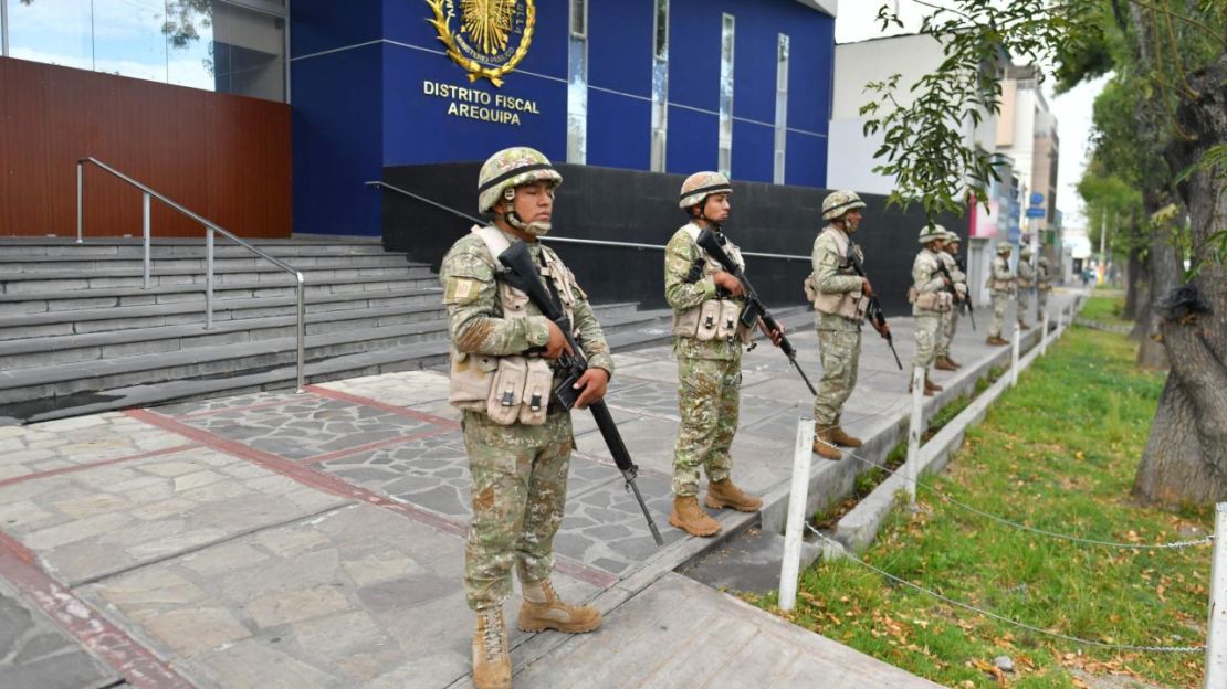 Militares montan guardia en un edificio oficial después de que las protestas se tornaran violentas.