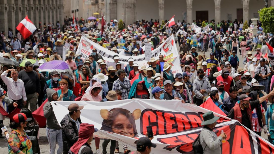 Manifestantes en Arequipa, Perú.