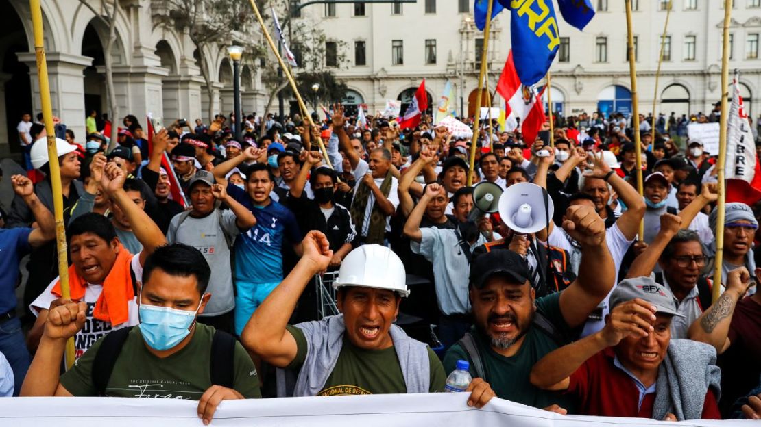 Manifestantes siguen protestando a pesar de la propuesta del gobierno de adelantar las elecciones tras la destitución de Pedro Castillo en Lima, Perú, el 13 de diciembre de 2022. Crédito: