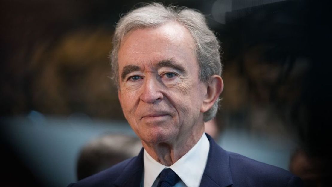 Bernard Arnault, multimillonario y presidente de LVMH, subió a la cima de las listas globales de ricos este mes.