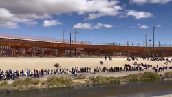 CNNE 1314079 - mas de 2-400 inmigrantes entraron ilegalmente a ee-uu- al dia por el paso