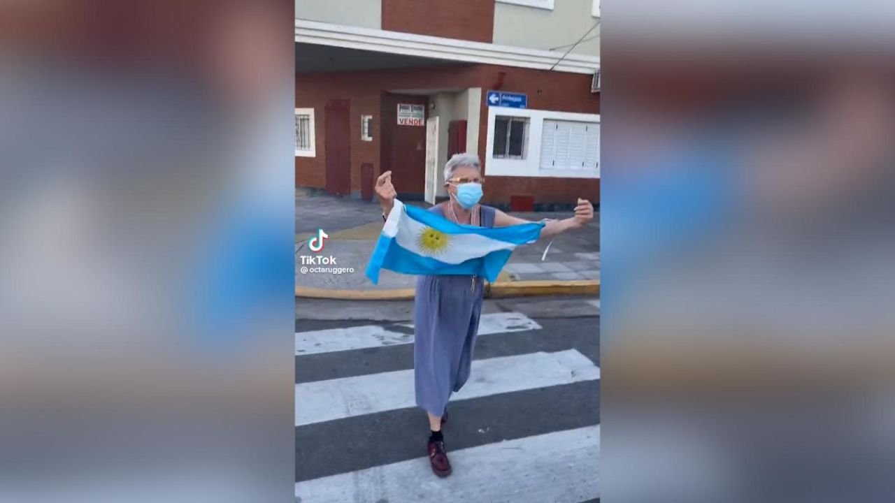 CNNE 1314107 - esta abuela argentina se hizo famosa por celebrar con los hinchas en la calle