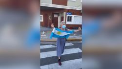 CNNE 1314107 - esta abuela argentina se hizo famosa por celebrar con los hinchas en la calle