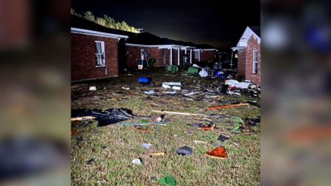 Se ven daños y escombros en un complejo de apartamentos en Farmerville, Louisiana, el 14 de diciembre.