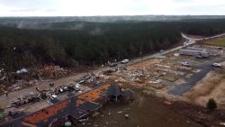 CNNE 1314226 - barrio en louisiana queda en ruinas tras el paso de un tornado