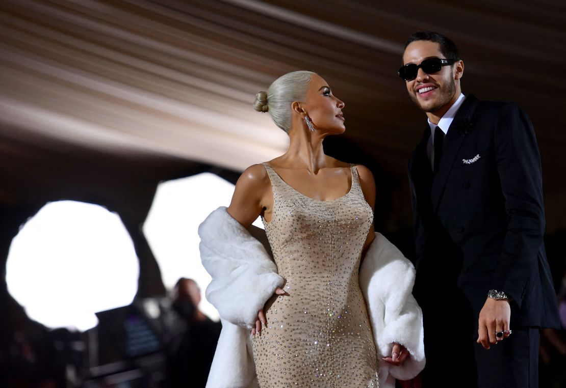 La personalidad de televisión Kim Kardashian y su entonces novio, el comediante Pete Davidson, llegan a la Met Gala en Nueva York. Kardashian usó un brillante vestido ceñido que una vez usó Marilyn Monroe. Angela Weiss/AFP/Getty Images