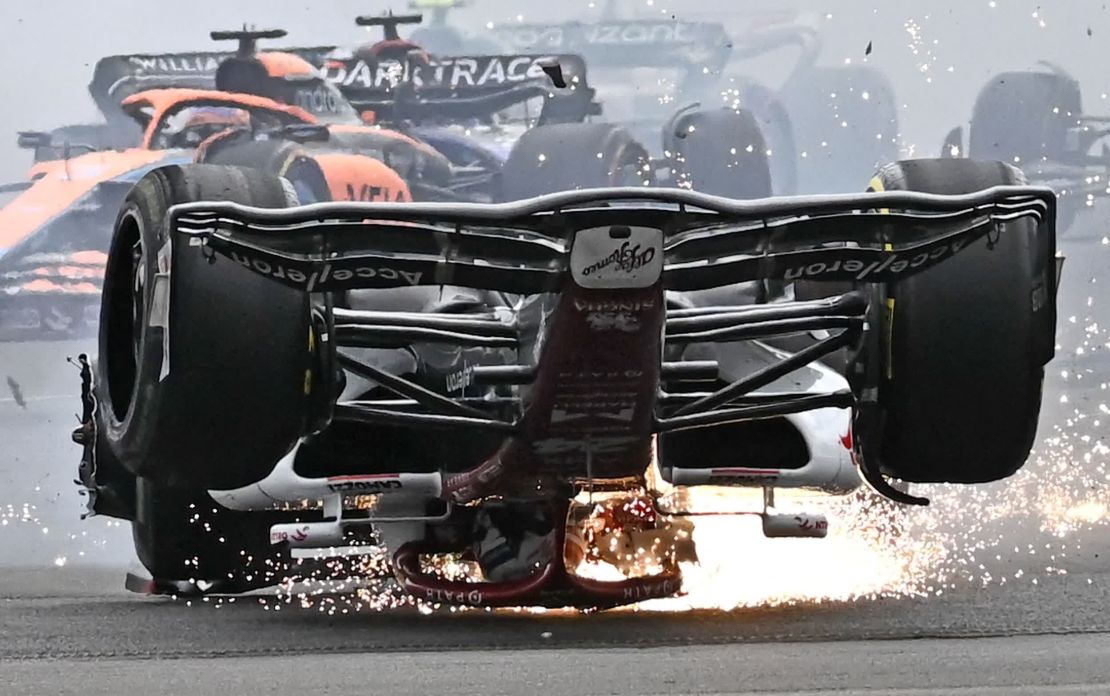 El piloto de Fórmula 1 Zhou Guanyu derrapa sobre la pista tras un accidente a alta velocidad en el Gran Premio de Gran Bretaña. El piloto dijo que el dispositivo halo de protección del coche le salvó la vida. Ben Stansall/AFP/Getty Images