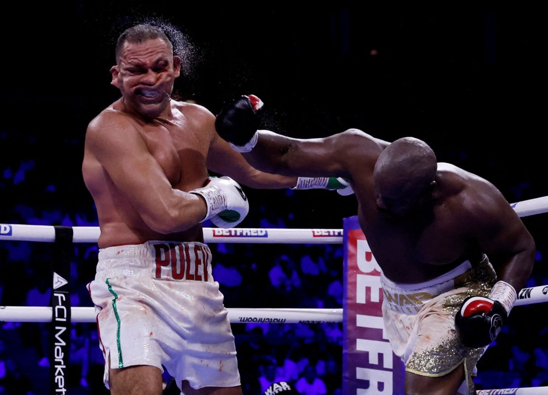 Derek Chisora golpea a Kubrat Pulev durante un combate por el título de los pesos pesados en Londres. Chisora ganó por decisión dividida y se hizo con el título internacional de la WBA.  Andrew Couldridge/Action Images/Reuters