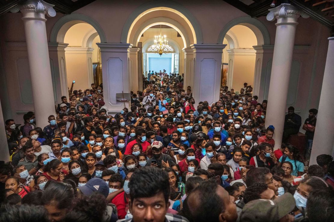 Manifestantes se agolpan en el interior de la residencia oficial del presidente de Sri Lanka, Gotabaya Rajapaksa. Rajapaksa huyó del país tras el comienzo de protestas antigubernamentales y presentó su dimisión por correo electrónico. Sri Lanka está sufriendo la peor crisis financiera de su historia reciente, dejando a millones de personas con dificultades para comprar alimentos, medicinas y combustible.  Rafiq Maqbool/AP