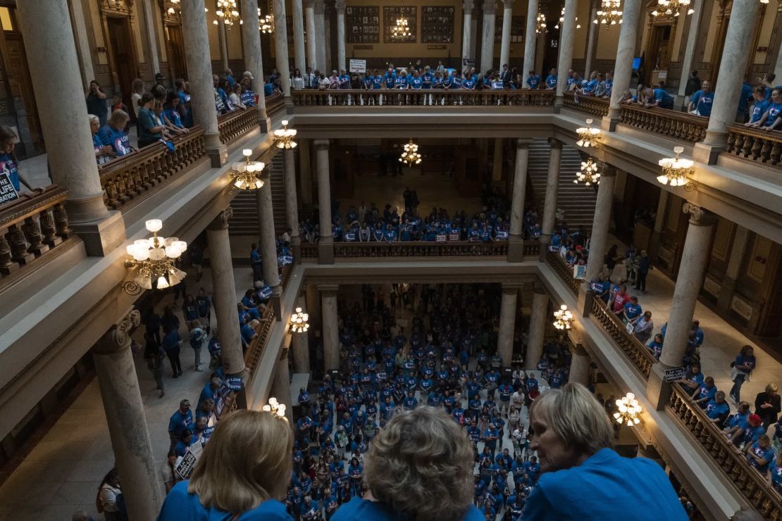 Manifestantes antiaborto protestan en el interior del Capitolio de Indiana con motivo de la convocatoria de una sesión extraordinaria para estudiar más restricciones al aborto. Indiana fue el primer estado que celebró una sesión de este tipo después de que el Tribunal Supremo anulara el caso Roe vs. Wade. También había manifestantes a favor del derecho al aborto en el edificio. Cheney Orr/Bloomberg/Getty Images