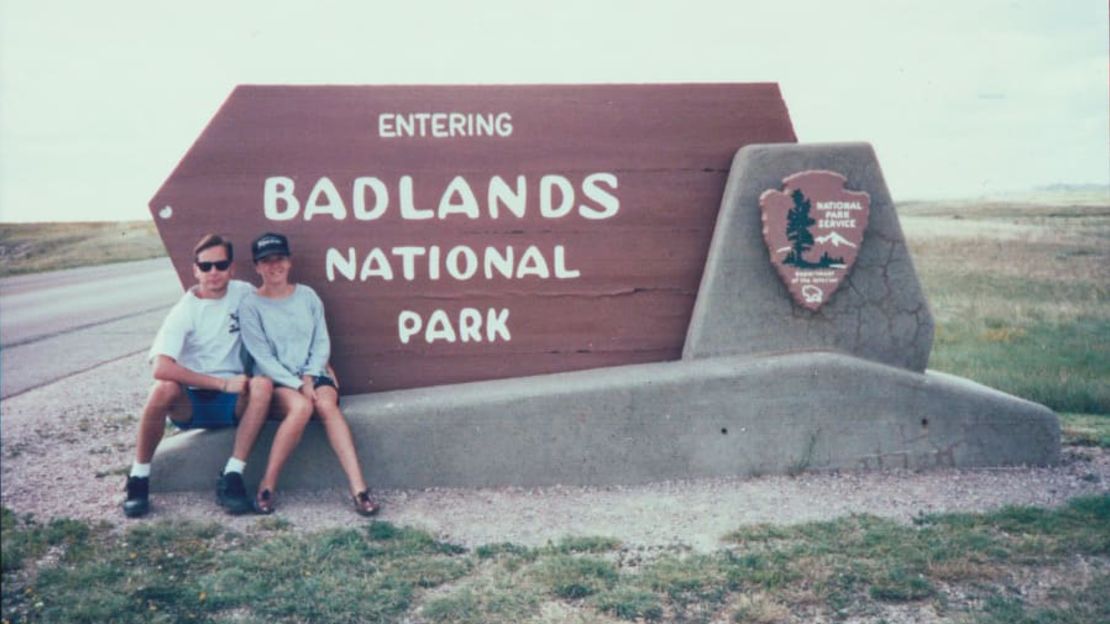 En el verano de 1992, Katy visitó a Randy en Estados Unidos. Aquí están los dos en el Parque Nacional de Badlands, en Dakota del Sur. Cortesía de Katy Vernon