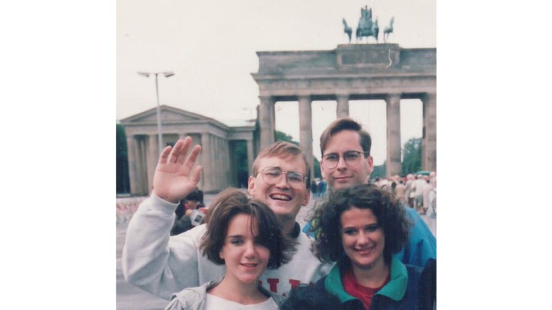 Katy, abajo a la izquierda, y Randy, arriba a la derecha, exploraron juntos Berlín. Aquí están delante de la Puerta de Brandemburgo. Crédito: Cortesía de Katy Vernon