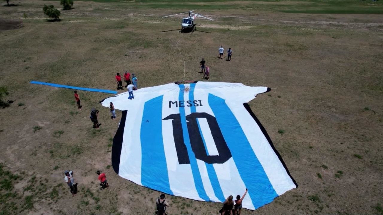 CNNE 1314639 - una camiseta gigante de lionel messi volo por los cielos de argentina